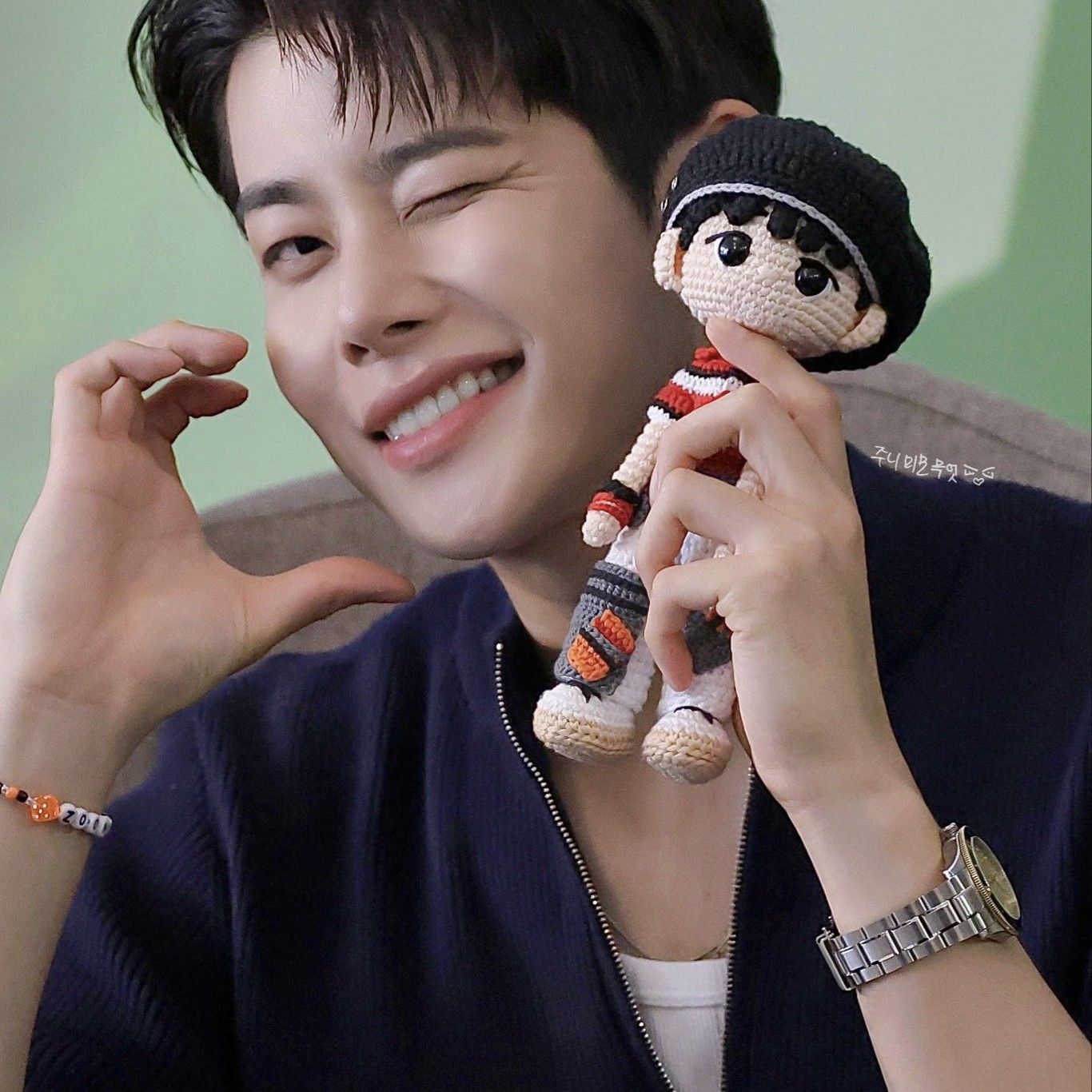 A moment captured by MJ (ASTRO)'s fan