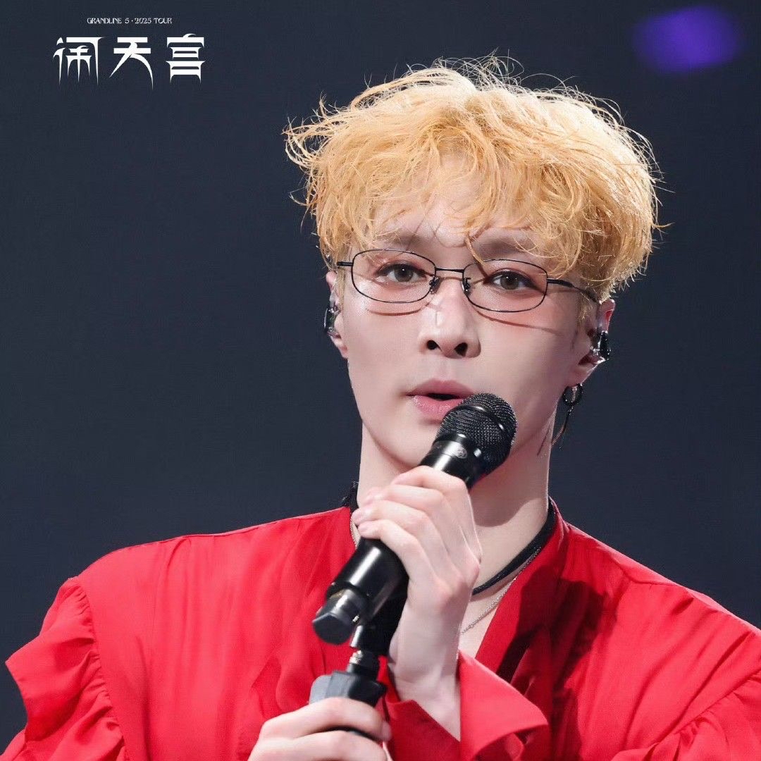 Latest photo of Lay (EXO)