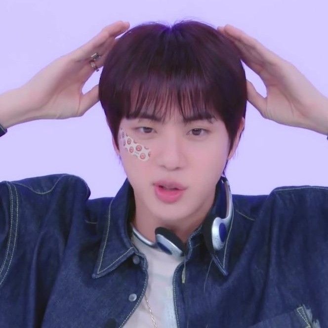 Jin (防弹少年团)的最新活动照片