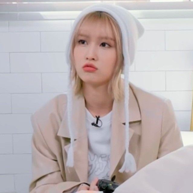 Behind-the-scenes cut of Momo (TWICE)