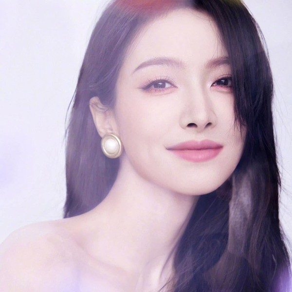 Signature photo of Victoria (f (x)) capturing their charm