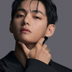 Behind-the-scenes cut of V (BTS)