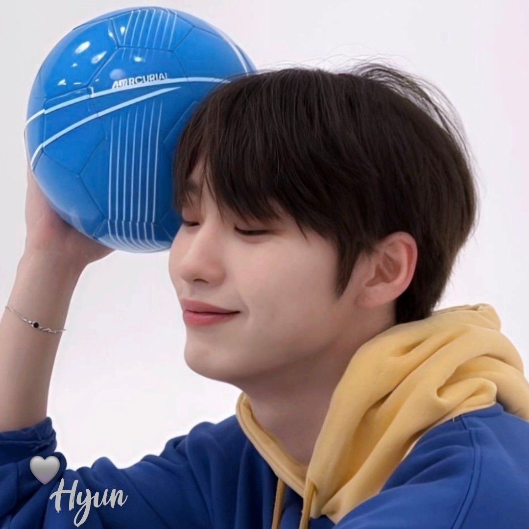 A moment captured by Hyun's fan