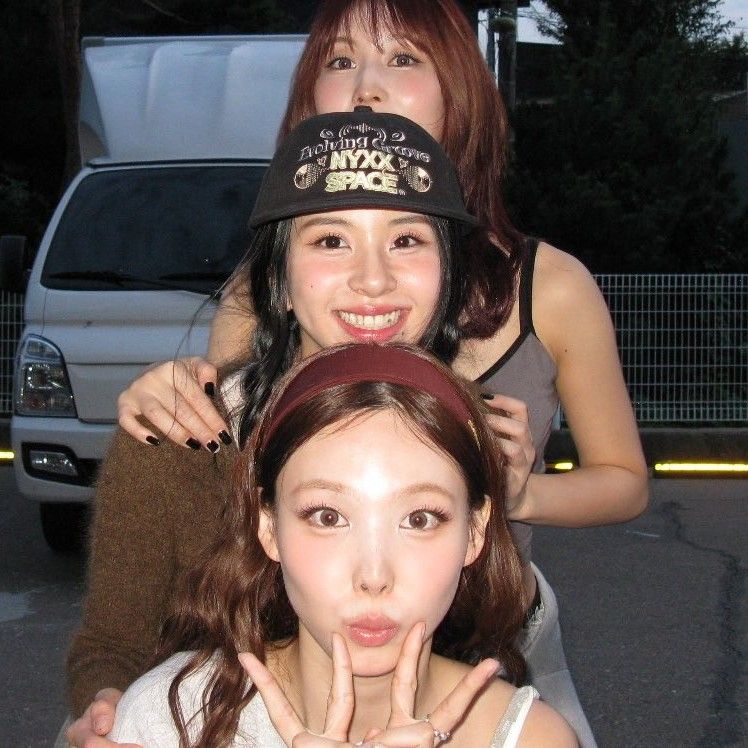 Foto aktivitas terbaru TWICE