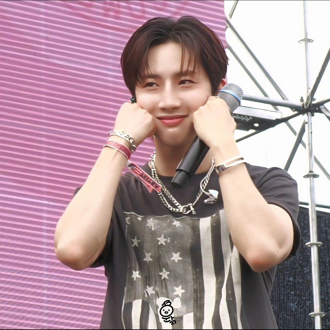 Recent activity shot of Hui (PENTAGON)