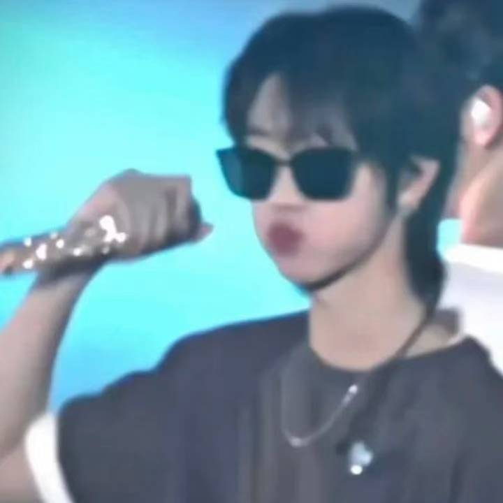 Behind-the-scenes cut of The 8 (SEVENTEEN)