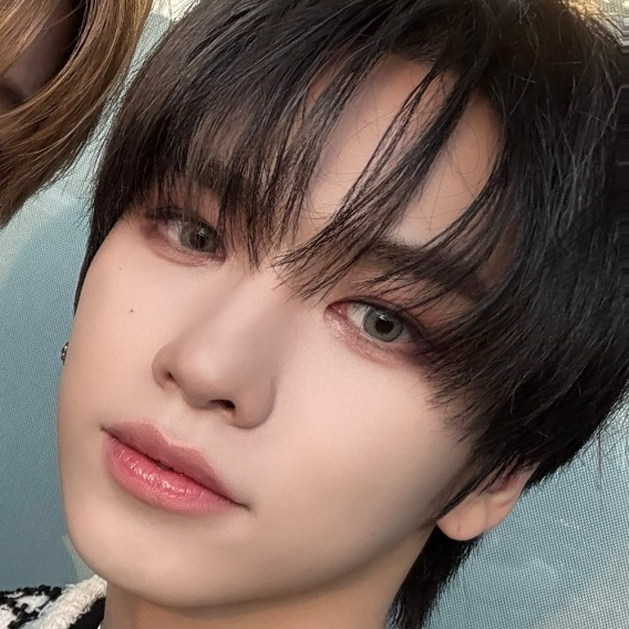 Behind-the-scenes cut of Hanjun (n.SSign)