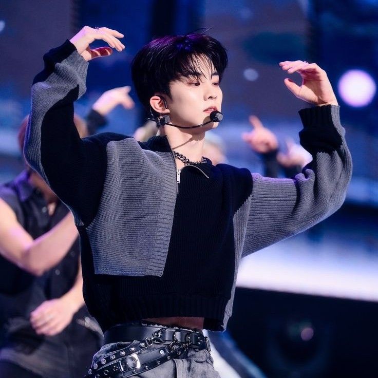 A moment captured by Q (THE BOYZ)'s fan
