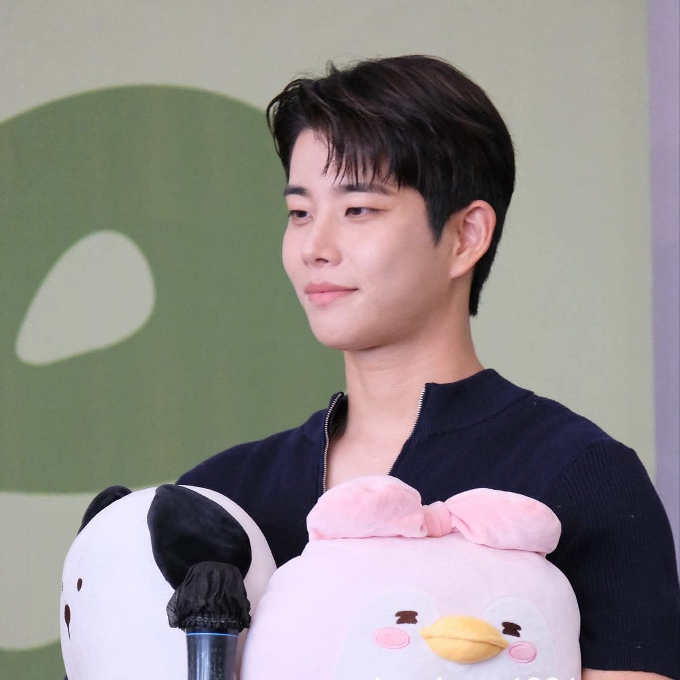 A moment captured by MJ (ASTRO)'s fan