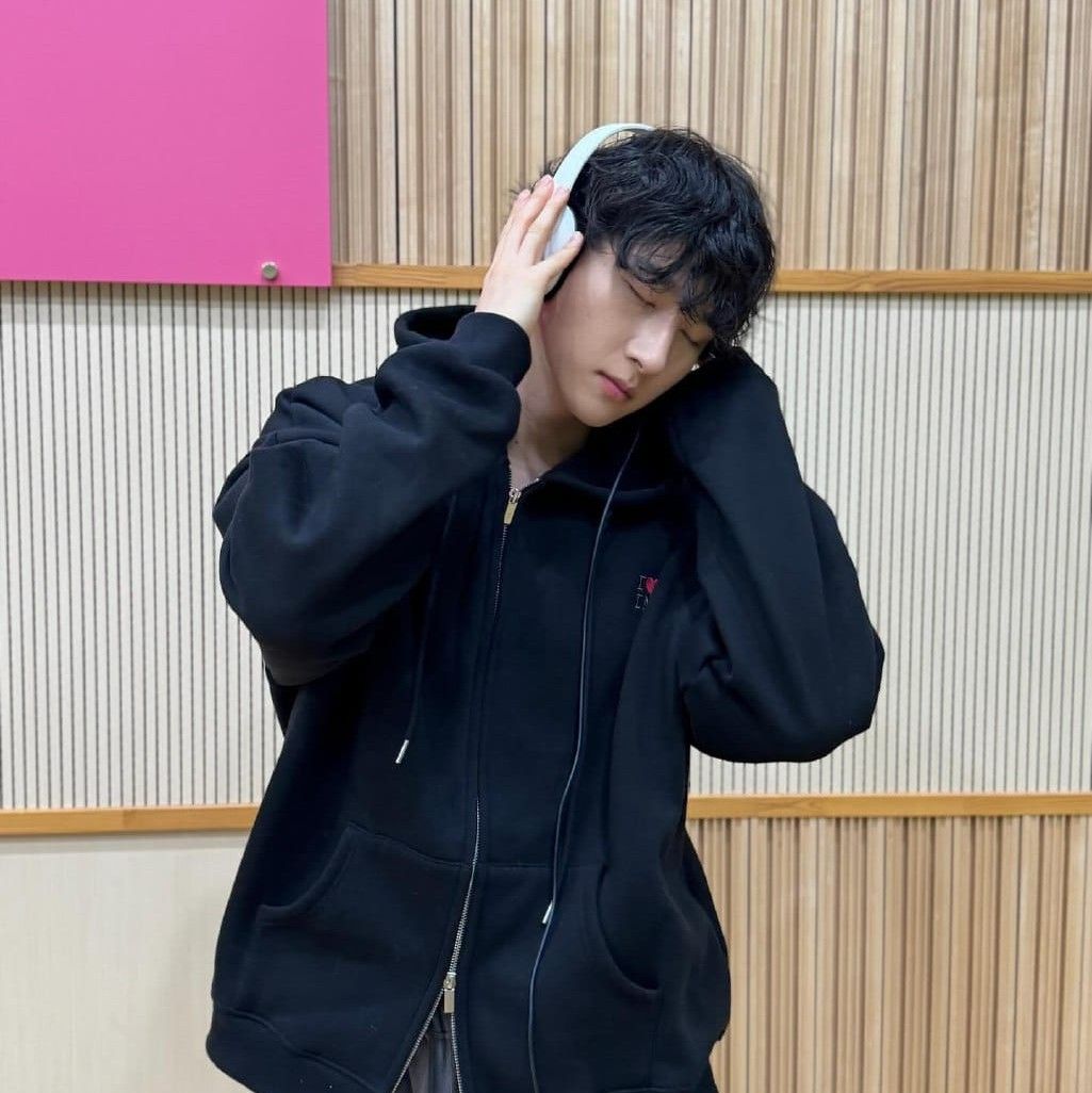 A moment captured by MONSTA X's fan