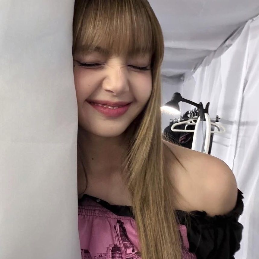 Foto aktivitas terbaru Lisa (BLACKPINK)