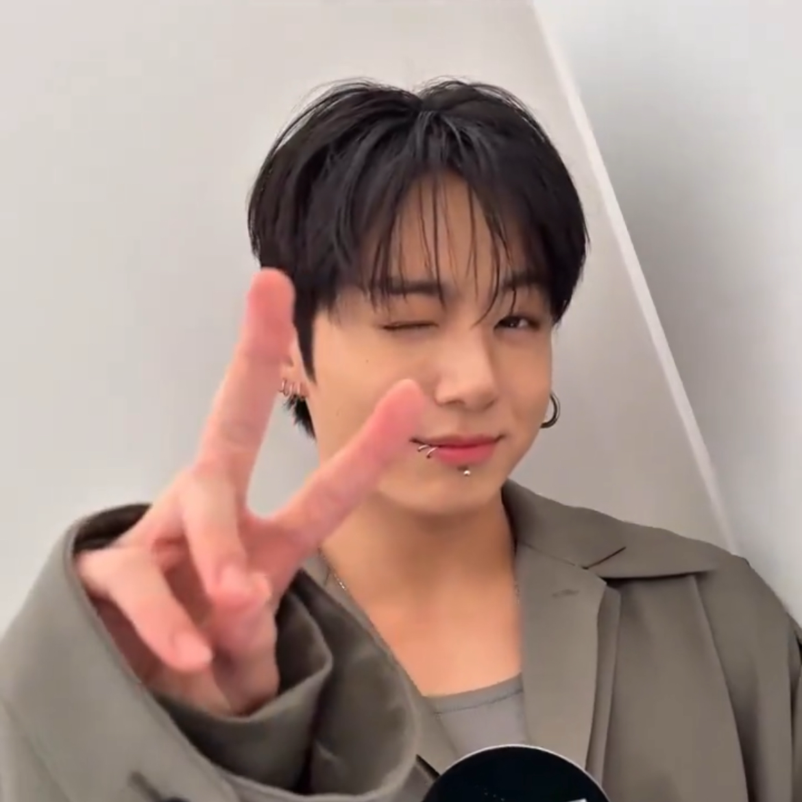 Foto aktivitas terbaru Jungkook (BTS)