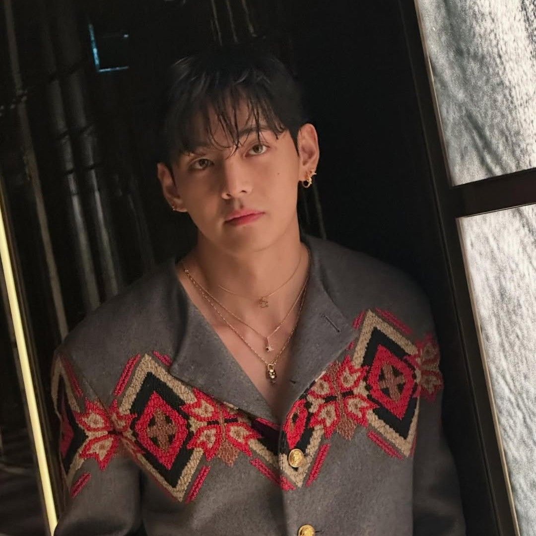 Behind-the-scenes cut of V (BTS)