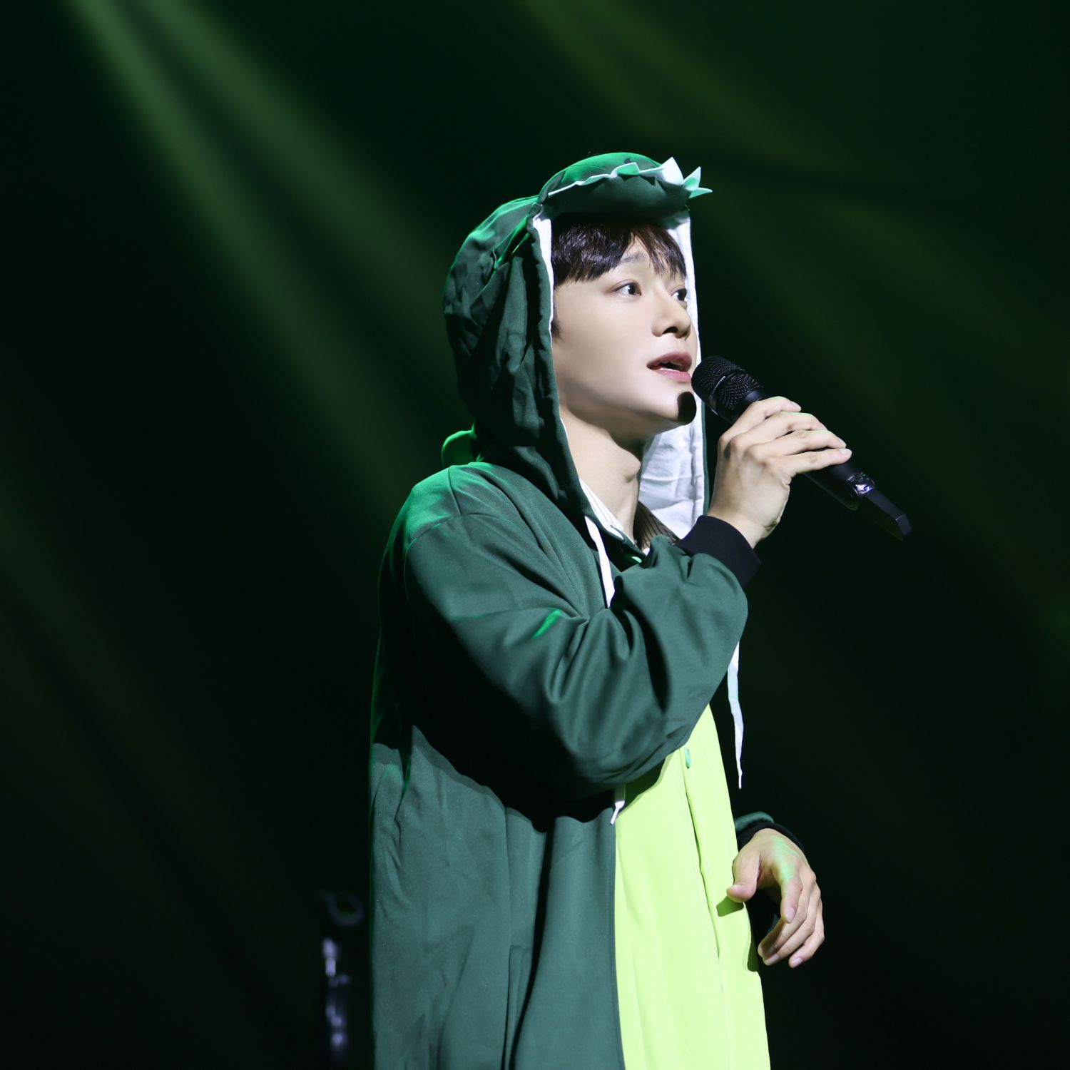 Behind-the-scenes cut of Chen (EXO)