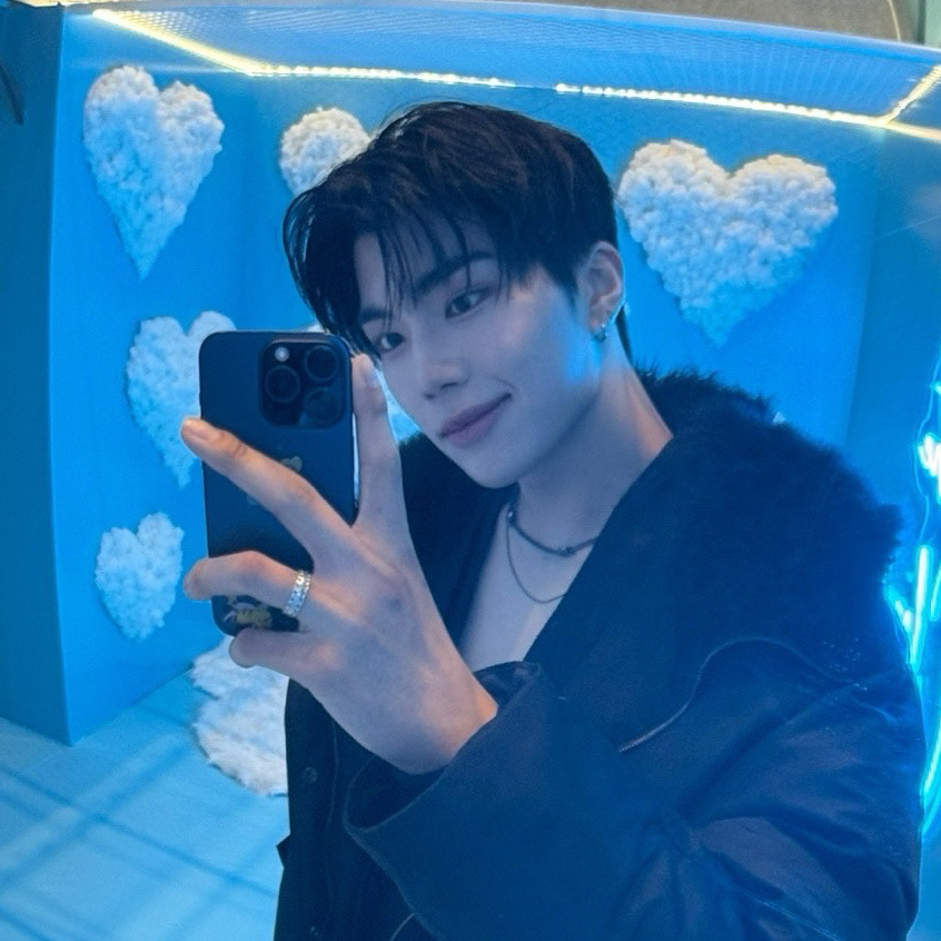 A moment captured by Park Gunwook (ZEROBASEONE)'s fan