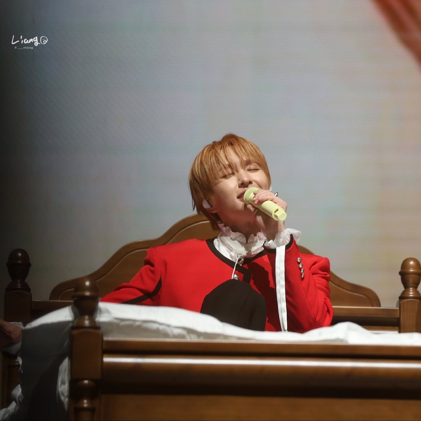 A moment captured by Onew (SHINee)'s fan