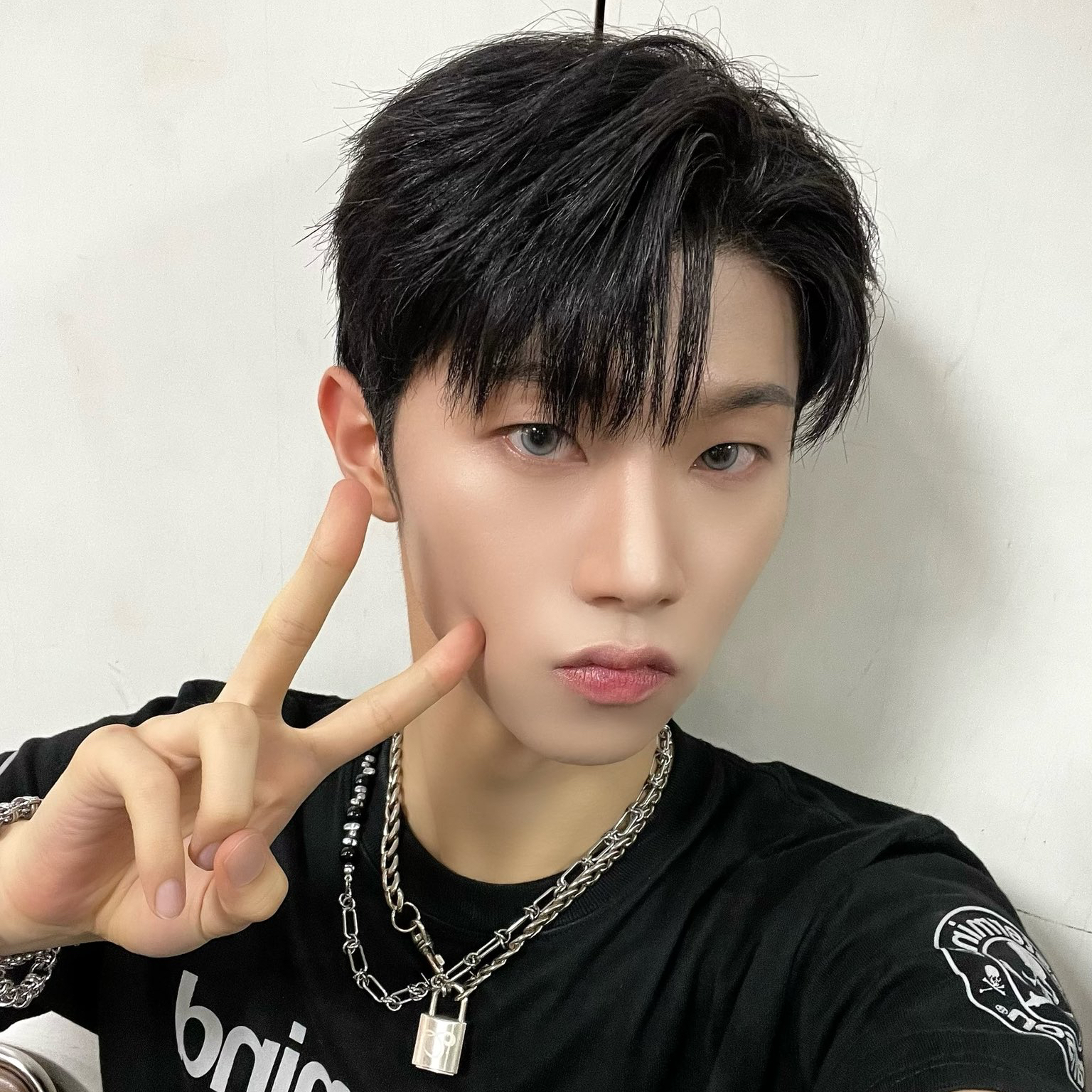 Behind-the-scenes cut of Hyunwoo (Xikers)