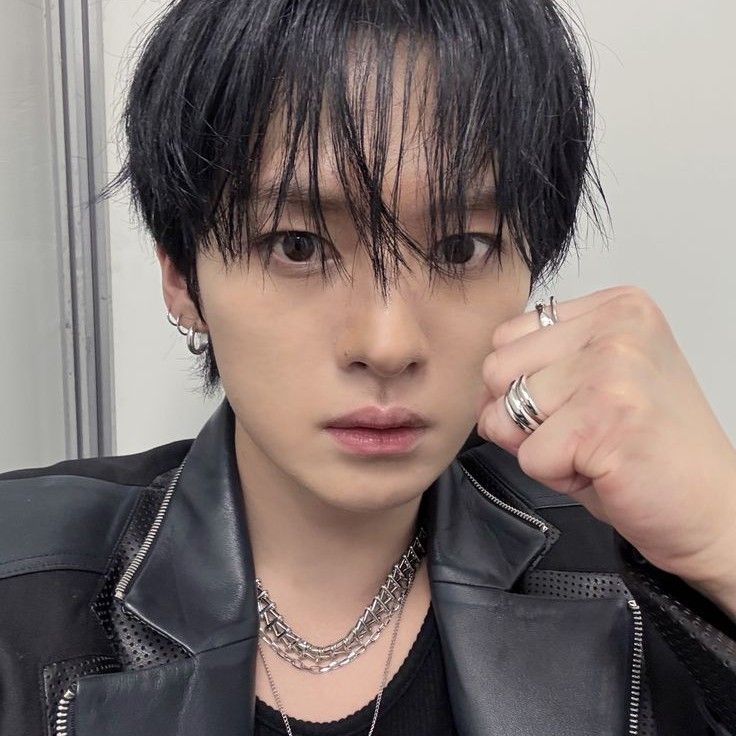 Latest photo of Lee Know (Stray Kids)