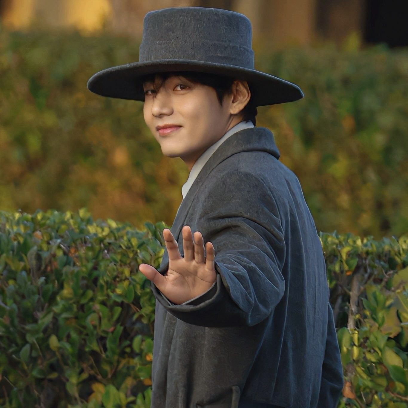 Behind-the-scenes cut of V (BTS)