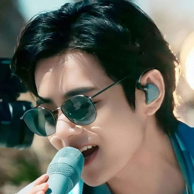 V (防彈少年團)的最新照片