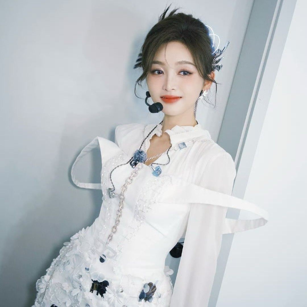 A moment captured by Wu Xuanyi's fan