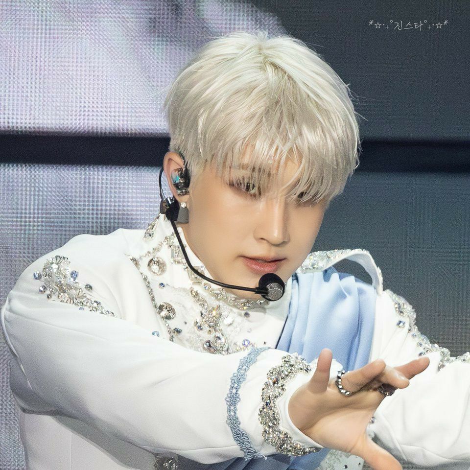 Behind-the-scenes cut of Jinjin (ASTRO)