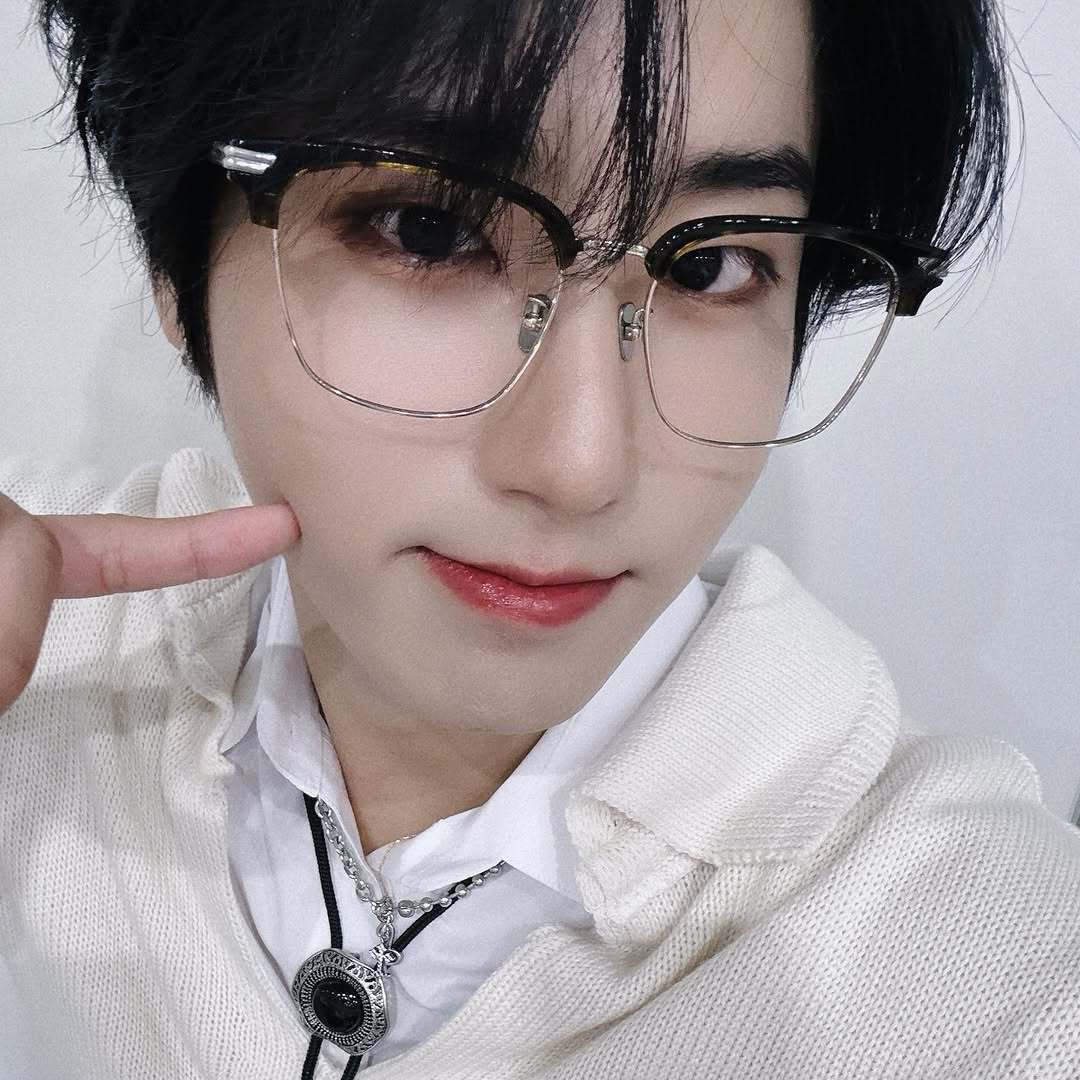 Behind-the-scenes cut of HAN (Stray Kids)