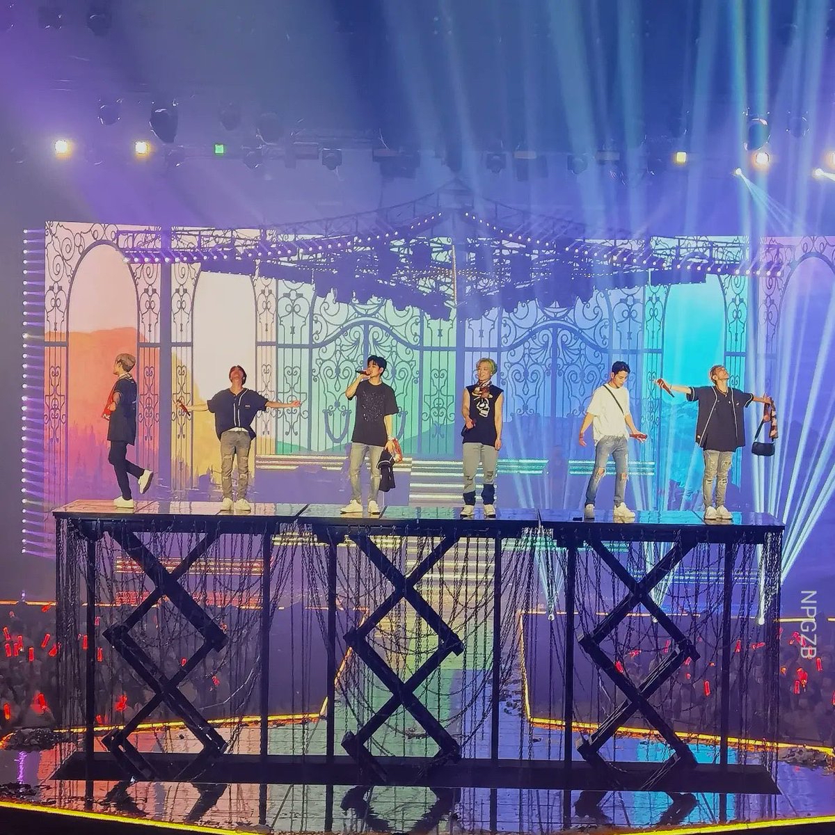 Behind-the-scenes cut of iKON