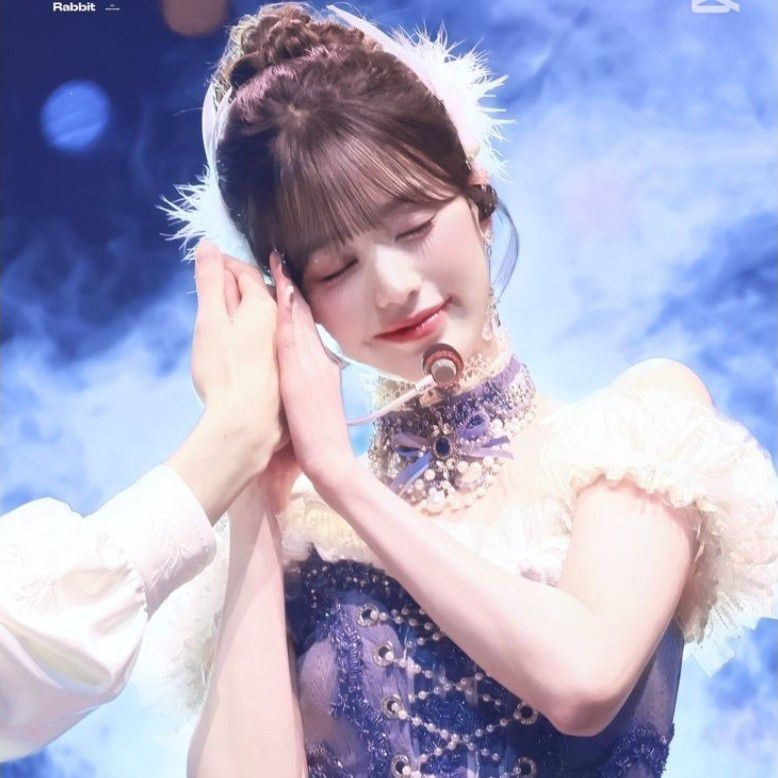 A moment captured by Jang Wonyoung (IVE)'s fan