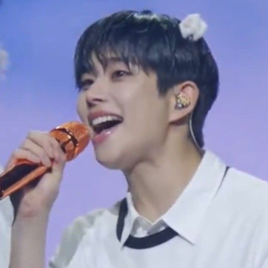 A moment captured by MJ (ASTRO)'s fan