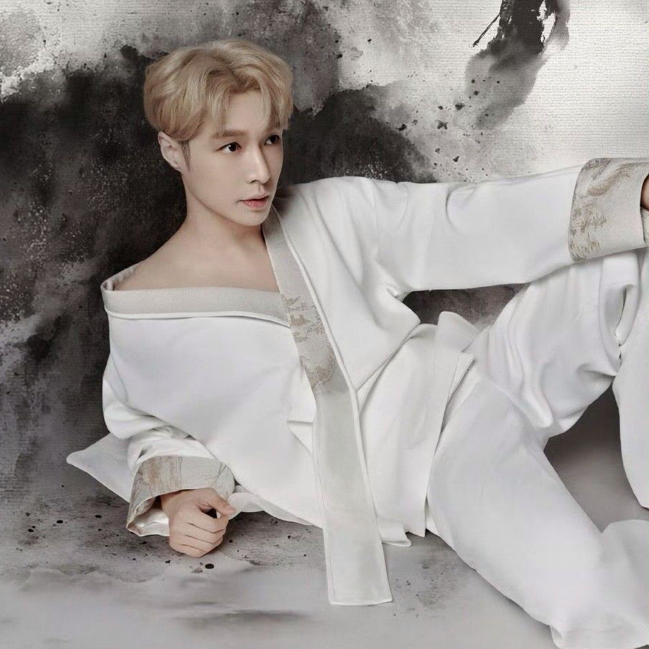 Recent activity shot of Lay (EXO)
