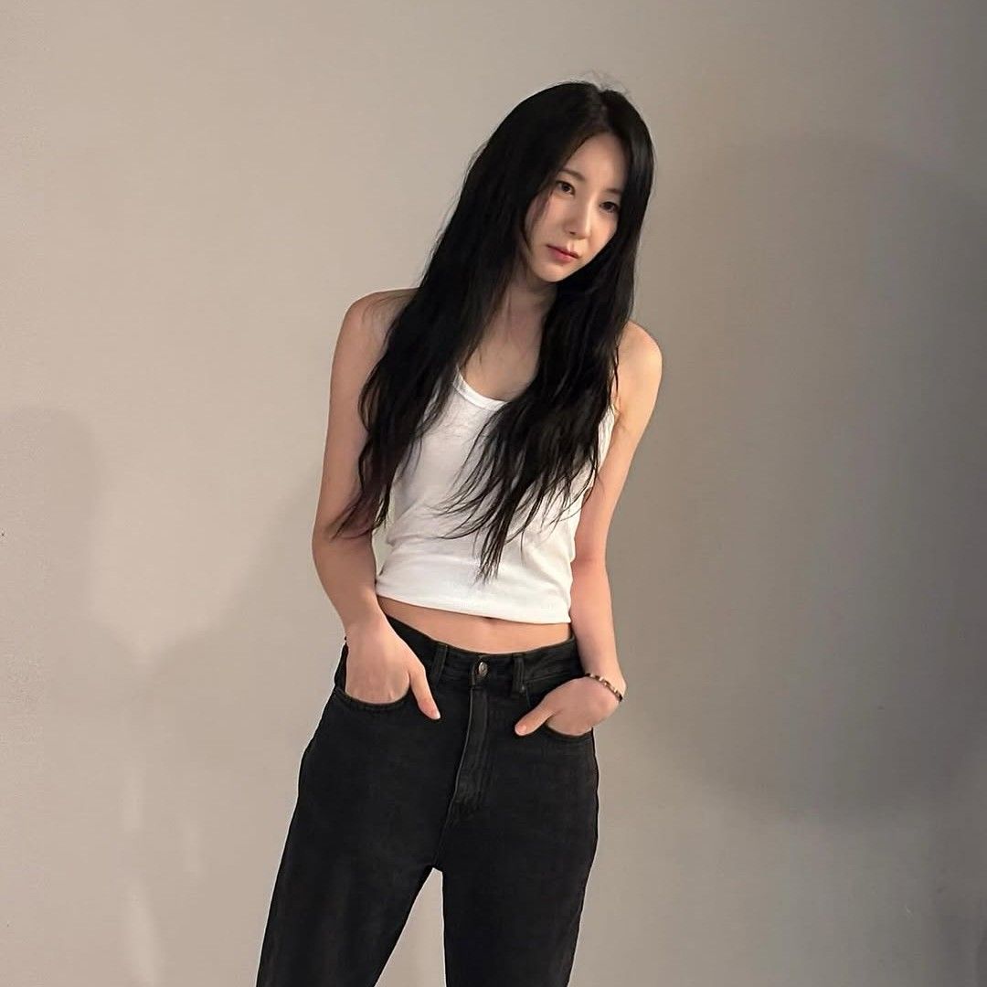 A moment captured by Lee Chaeyeon's fan