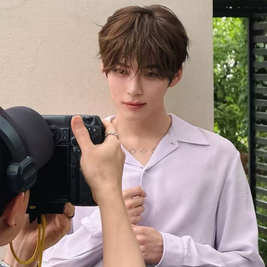 Foto aktivitas terbaru Sung Hanbin (ZEROBASEONE)
