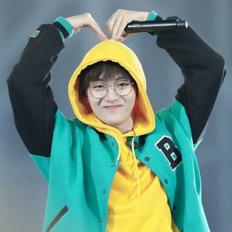 뷔 (방탄소년단)의 최신 사진