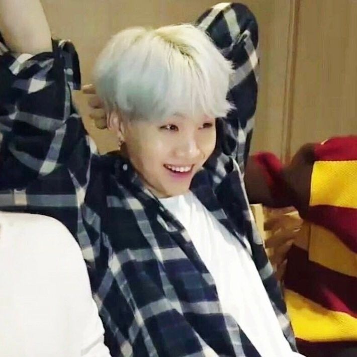 Foto aktivitas terbaru SUGA (BTS)
