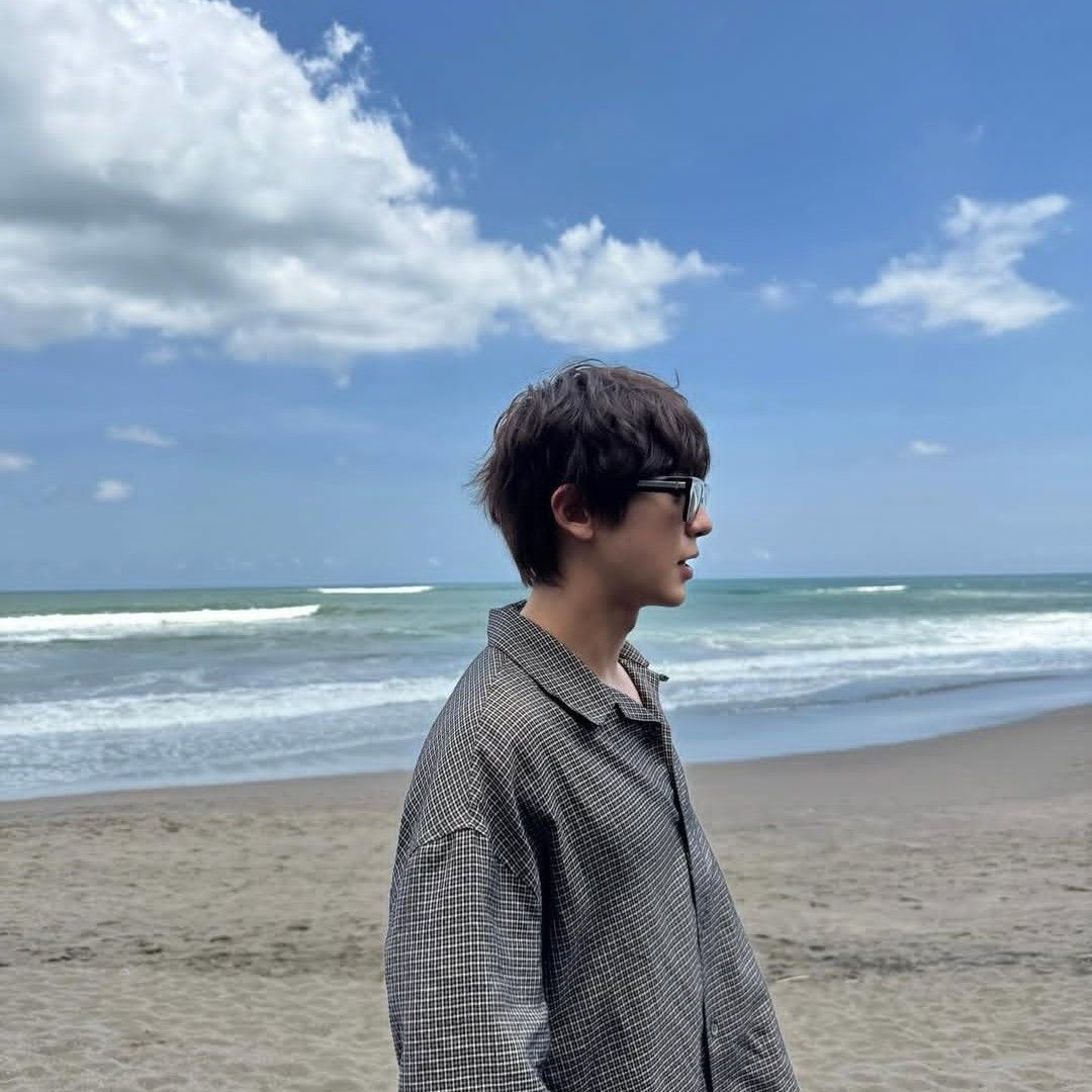 Recent activity shot of Chanyeol (EXO)