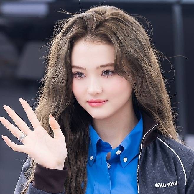 Behind-the-scenes cut of Ella (MEOVV)