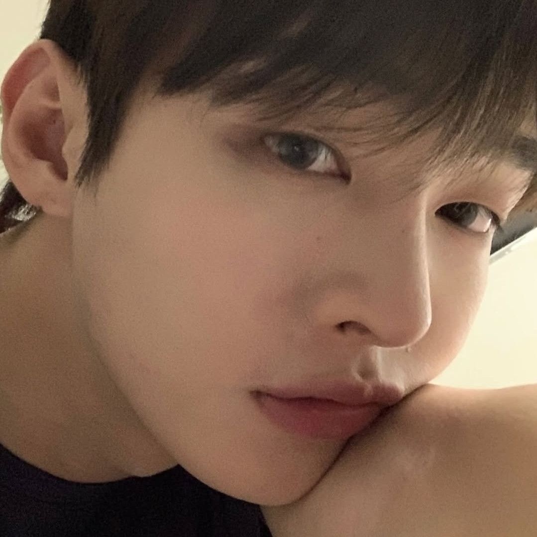 윤지성 최근 활동샷
