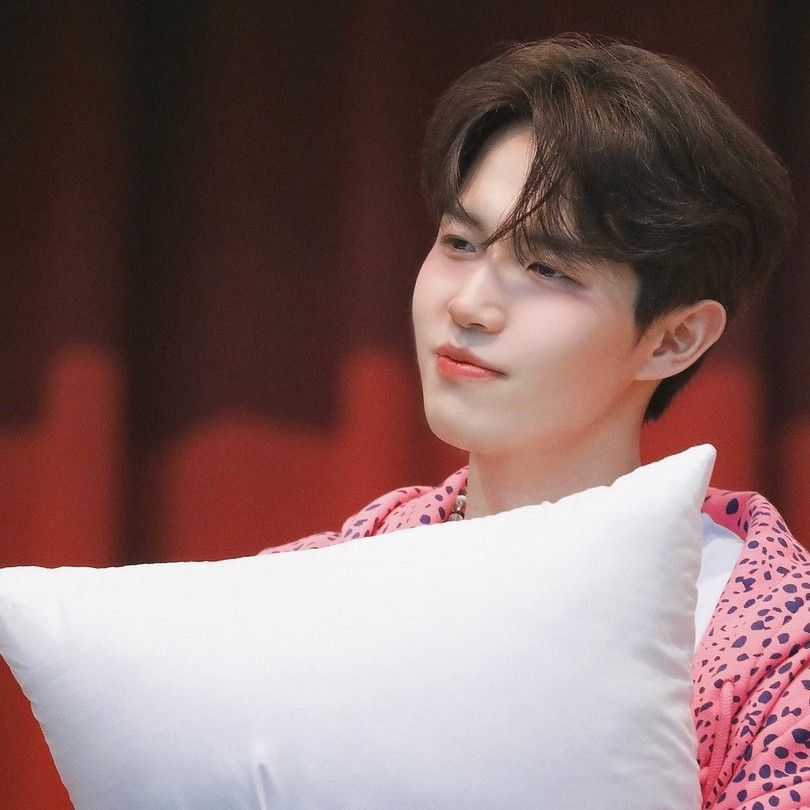 Behind-the-scenes cut of Kim Jaehwan