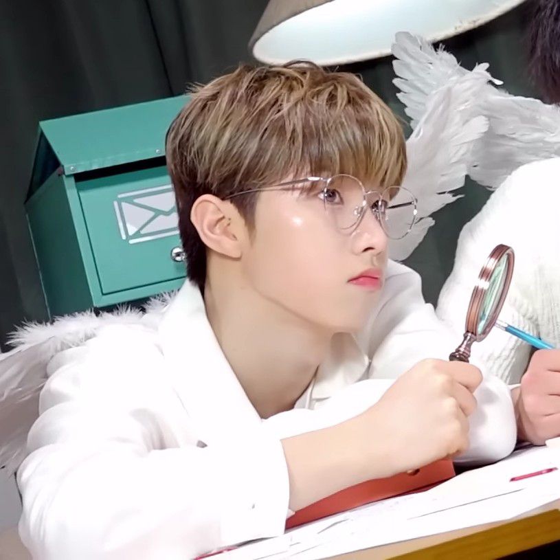 Behind-the-scenes cut of Hyunwoo (Xikers)