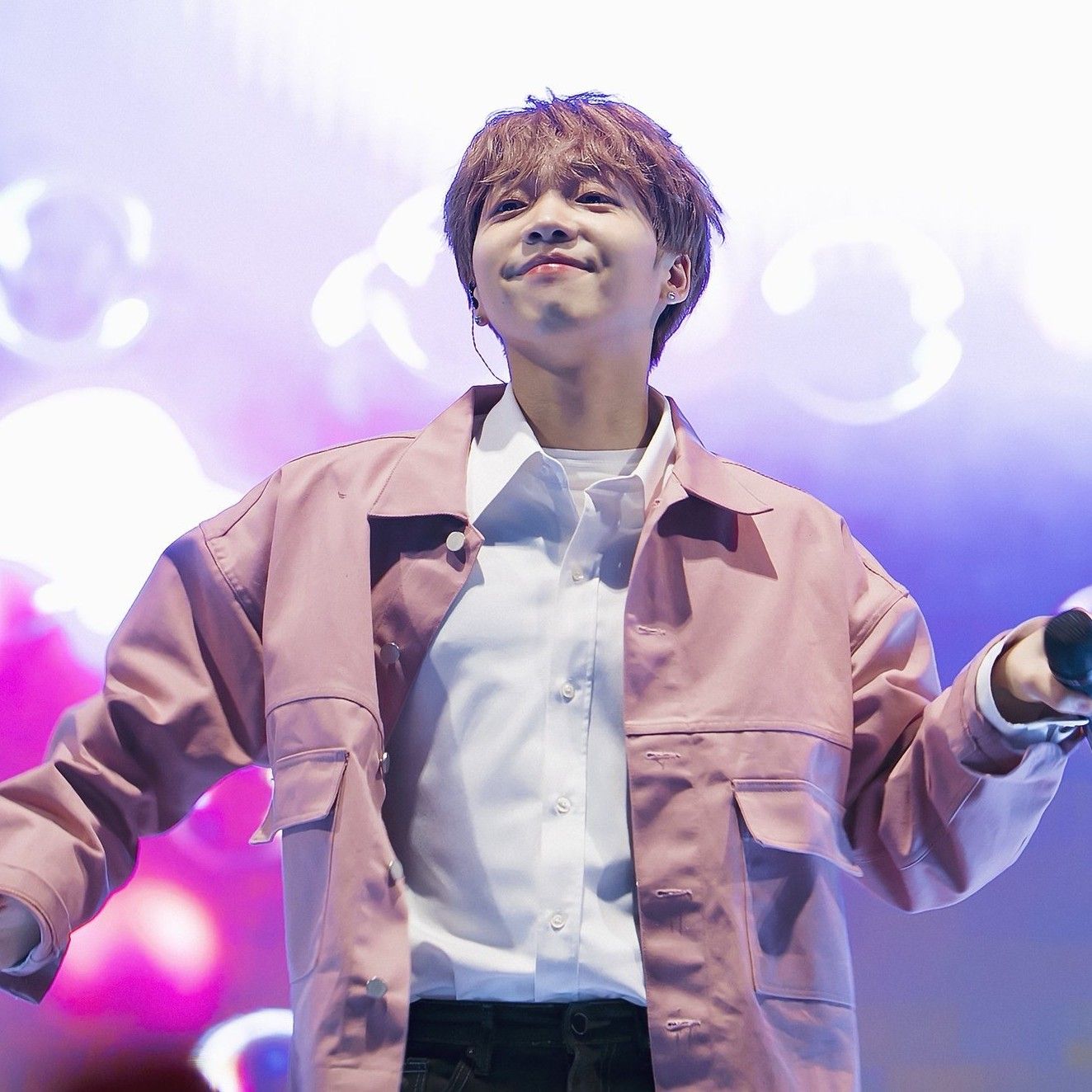 A moment captured by Jeong Sewoon's fan