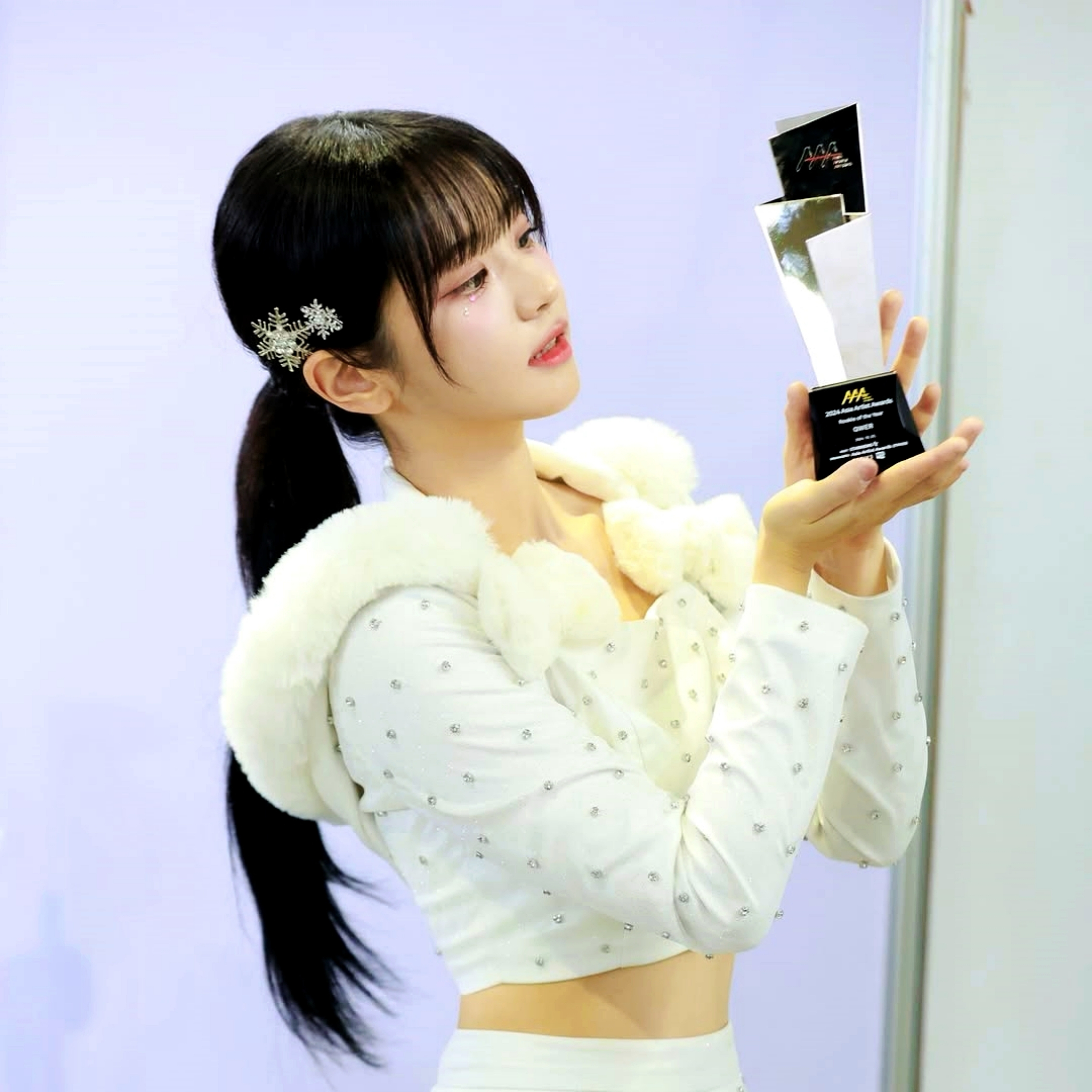 A moment captured by QWER's fan