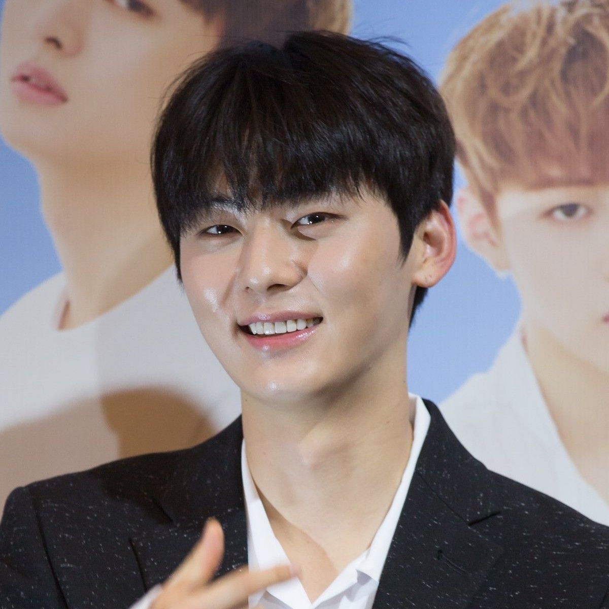 A moment captured by Hwang Minhyun's fan