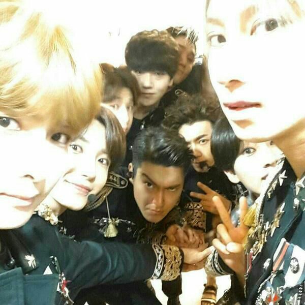 Behind-the-scenes cut of Super Junior