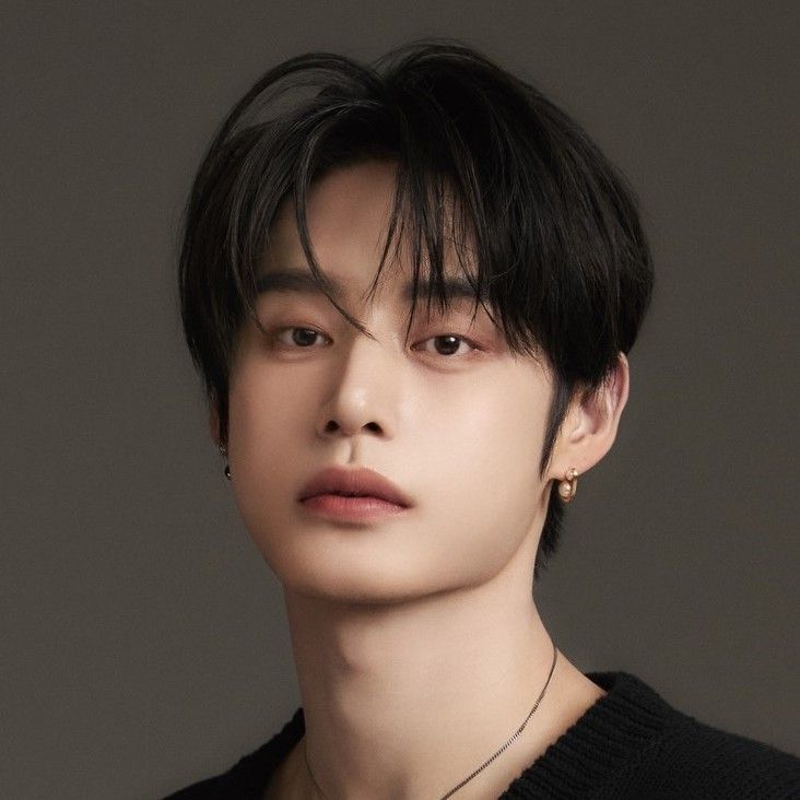 Behind-the-scenes cut of Kim Jiwoong (ZEROBASEONE)