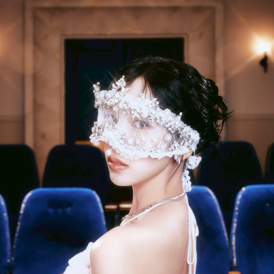 Behind-the-scenes cut of Mina (TWICE)