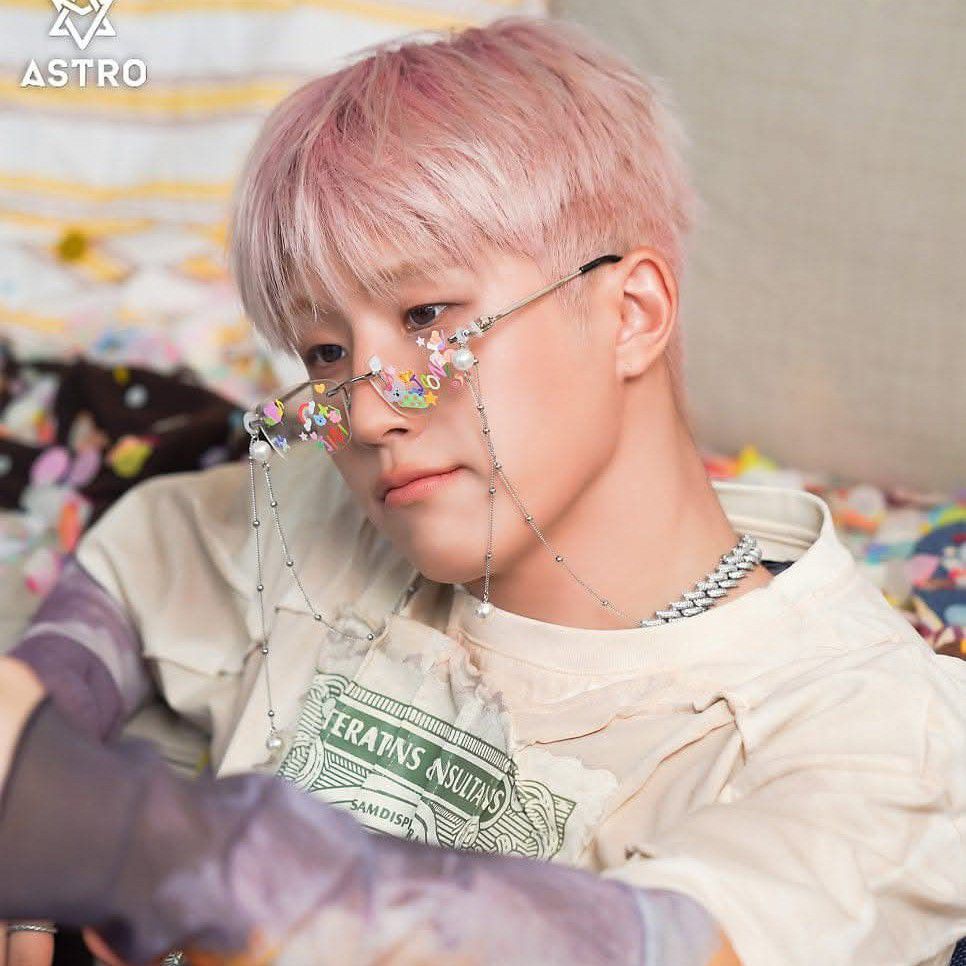Behind-the-scenes cut of Jinjin (ASTRO)