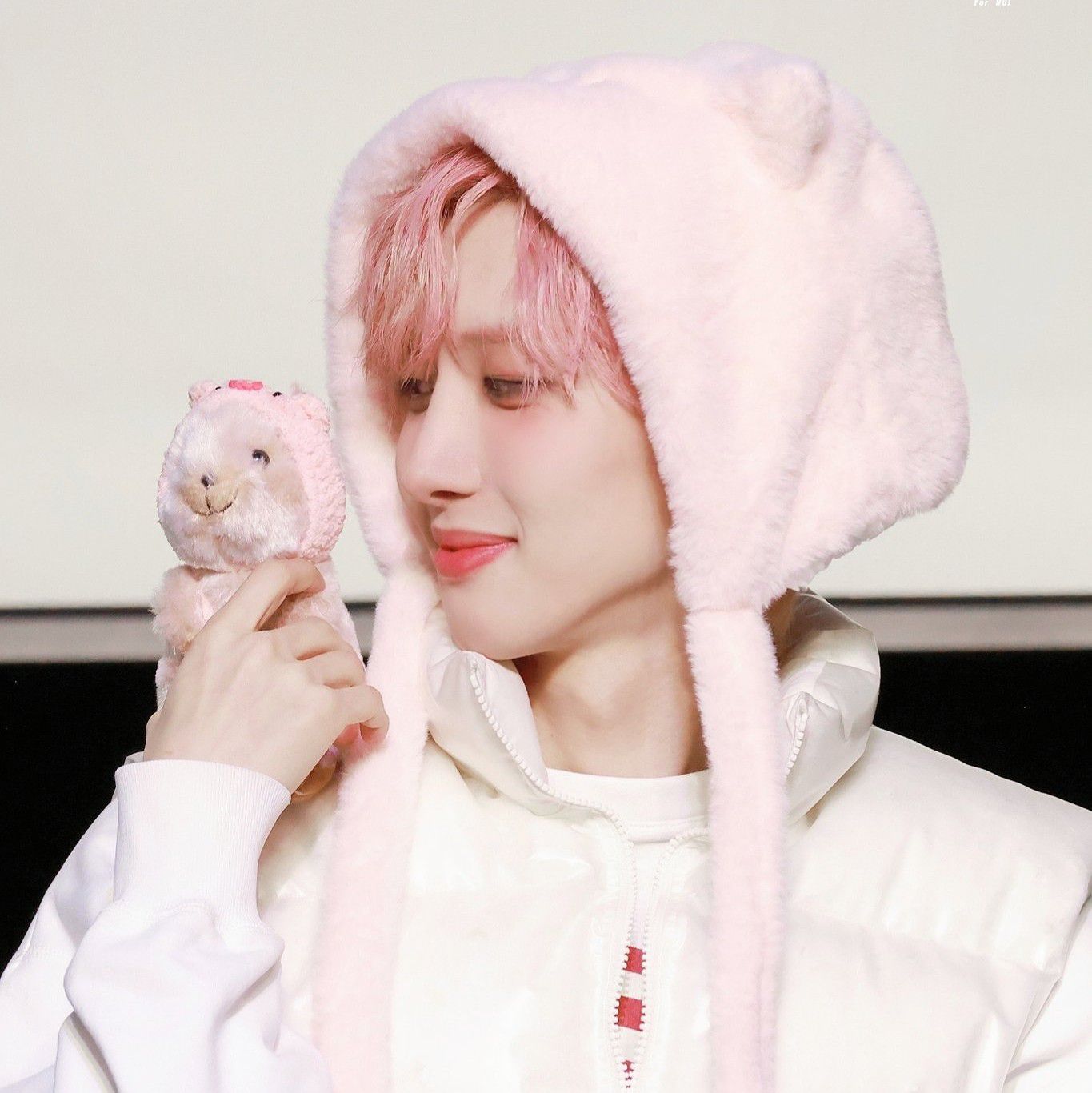 A moment captured by Hui (PENTAGON)'s fan