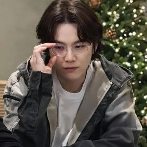 Foto aktivitas terbaru SUGA (BTS)