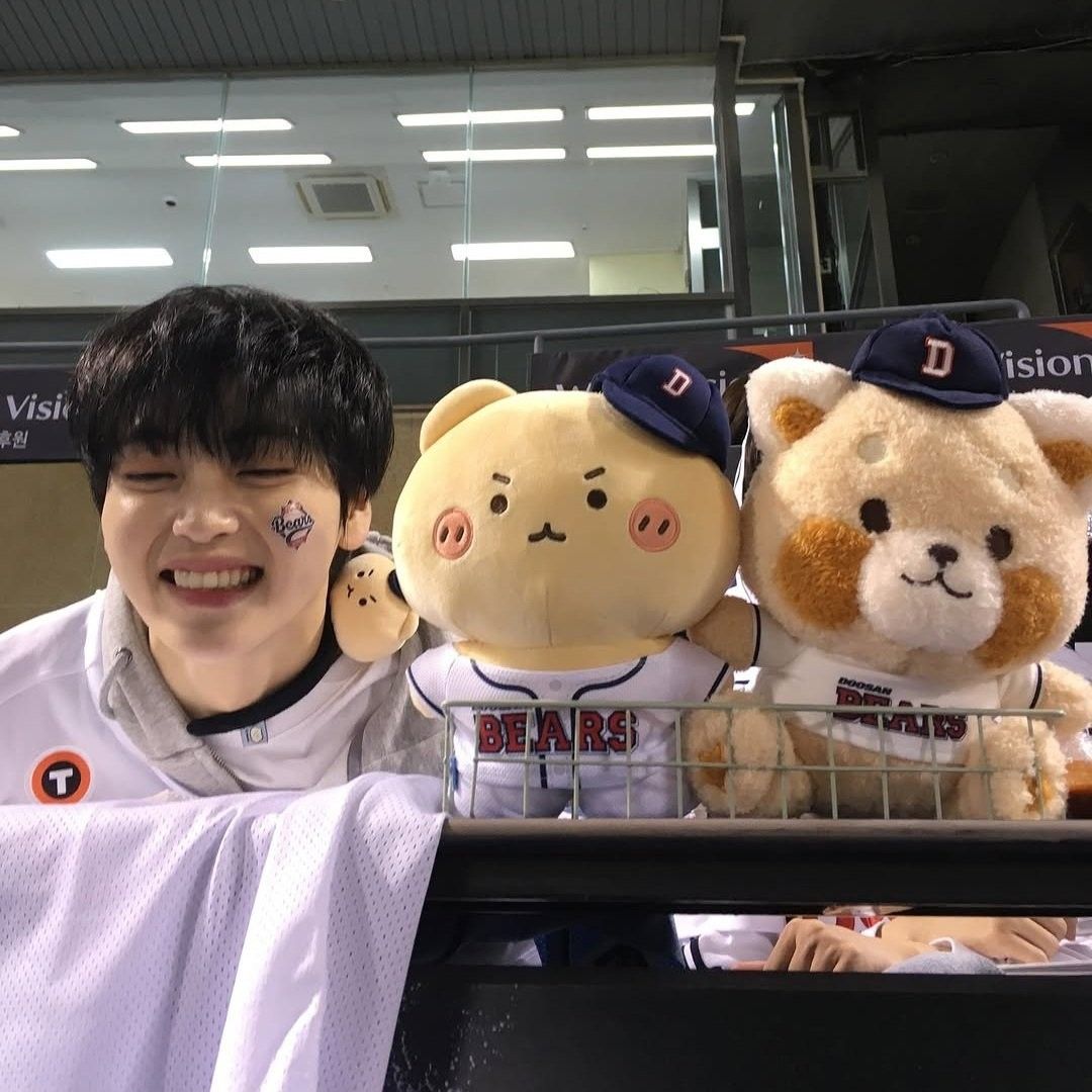 Latest photo of Hyeongjun (CRAVITY)
